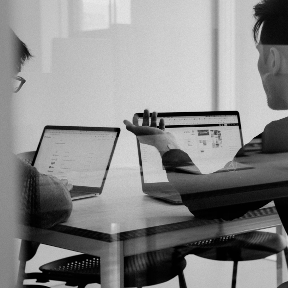 Mens on laptop